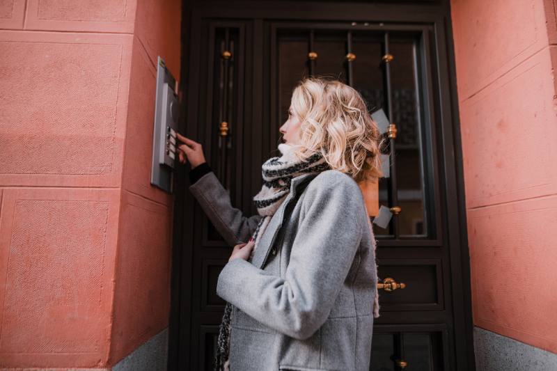 apartment intercom system with door release