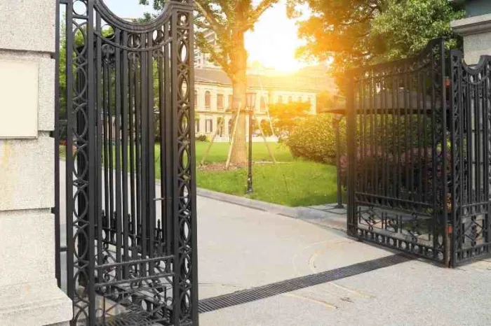 Chaine du Lac has 43 single family homes.