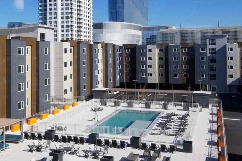 600 NoBe's amenities include a pool deck with grills and cabanas.