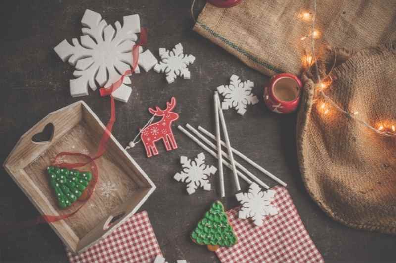 12 Sustainable Holidays Tips for Apartments (+ FREE Checklist)