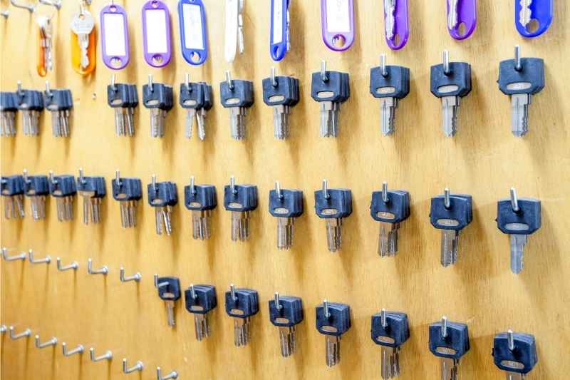 Storing keys in a key cabinet