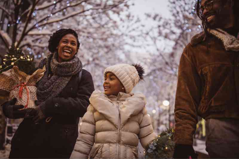 Family enjoying winter resident event ideas.