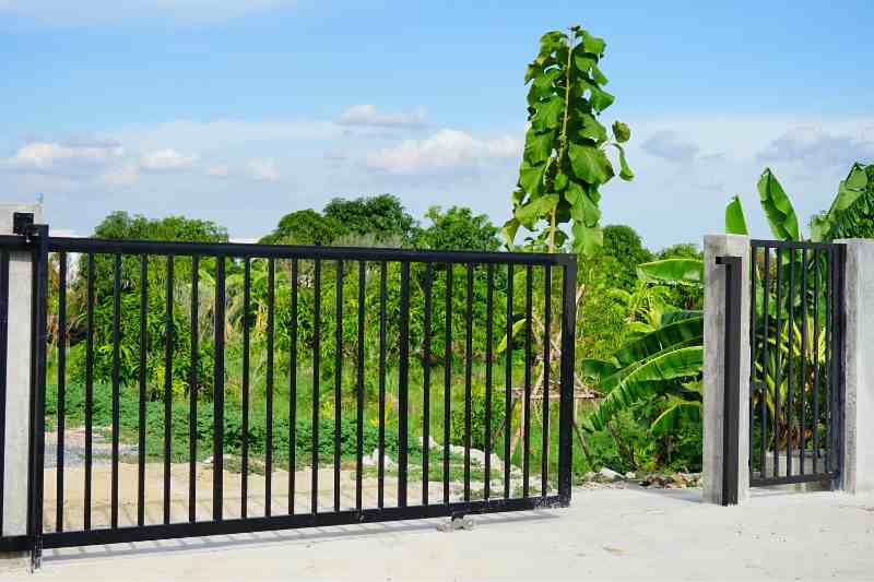 Automatic sliding store driveway gates