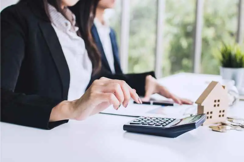 A woman calculates deferred rent.