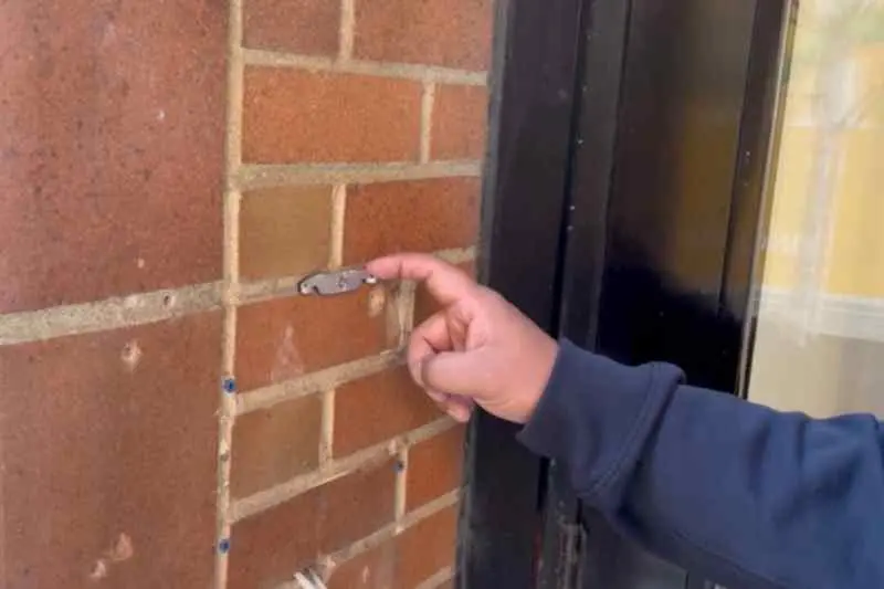 installer installs the mini-mount