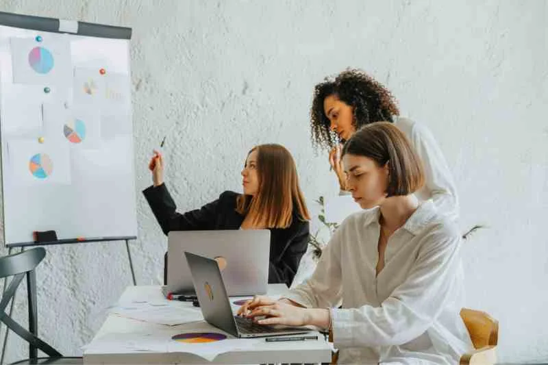 How to Calculate Office Space Utilization + 6 Tips to Maximize It